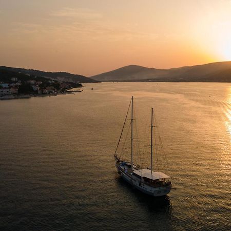 Apartments By The Sea Arbanija, Ciovo - 17332 Trogir Eksteriør billede