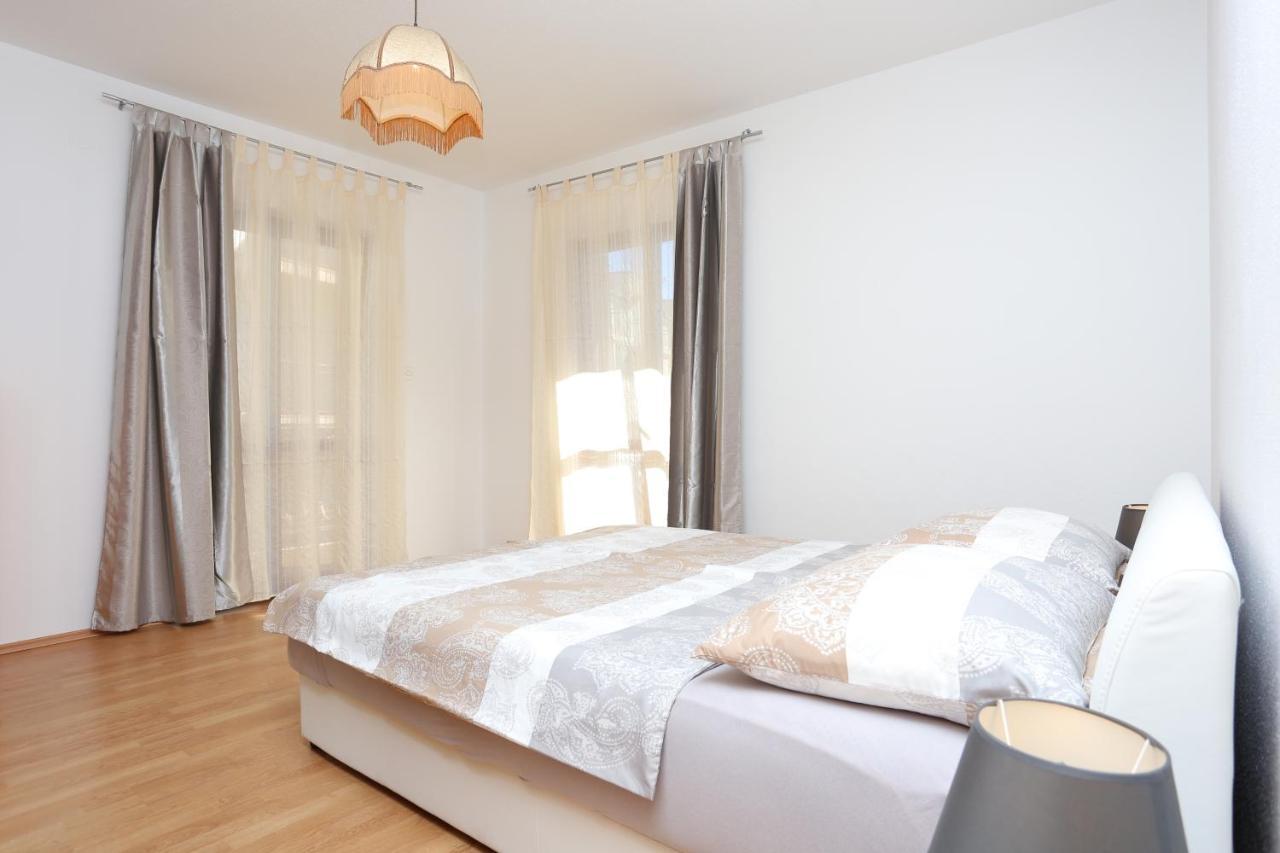 Apartments By The Sea Arbanija, Ciovo - 17332 Trogir Eksteriør billede